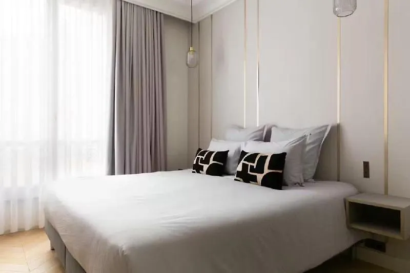 Before Making A Request, Read My Profile Host At Bottom Of Page # Quiet, Convenient, And Warm Paris 0*,  France