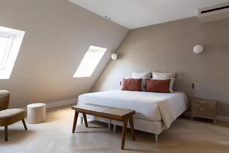 Before Making A Request, Read My Profile Host At Bottom Of Page # Quiet, Convenient, And Warm Paris France